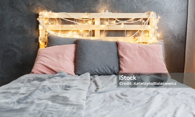 Décorez votre chambre avec une tête de lit en palette DIY