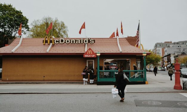 Salaire mcdo 16 ans : combien gagne un jeune employé ?