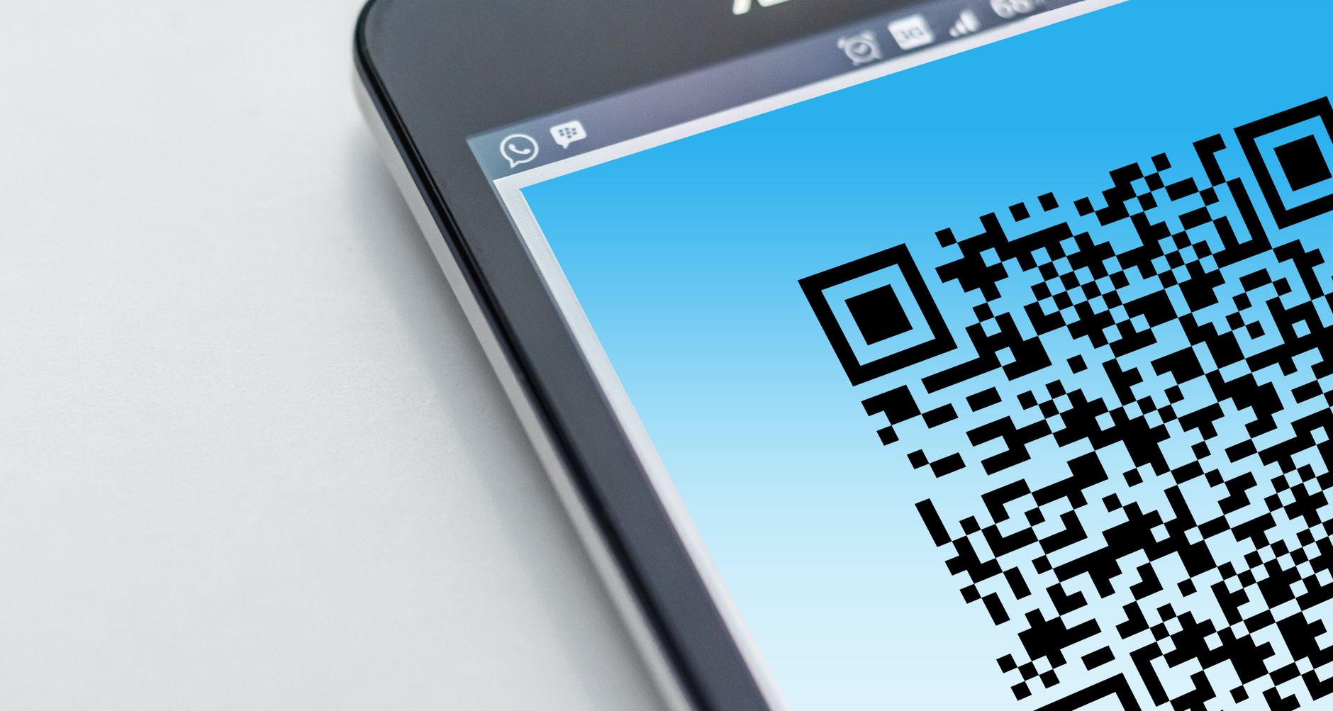 Téléphone scannant un QR code